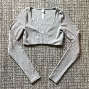 Alo Yoga Ribbed Defined Long Sleeve Cropped Bra Top 🩷